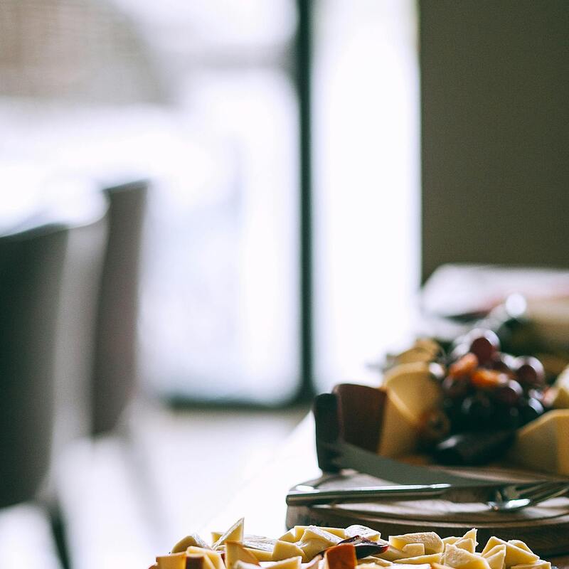 Plateau de fromages et de fruits servi lors d'un événementService de traiteur avec buffet de fruits et de fromages lors d'un événement