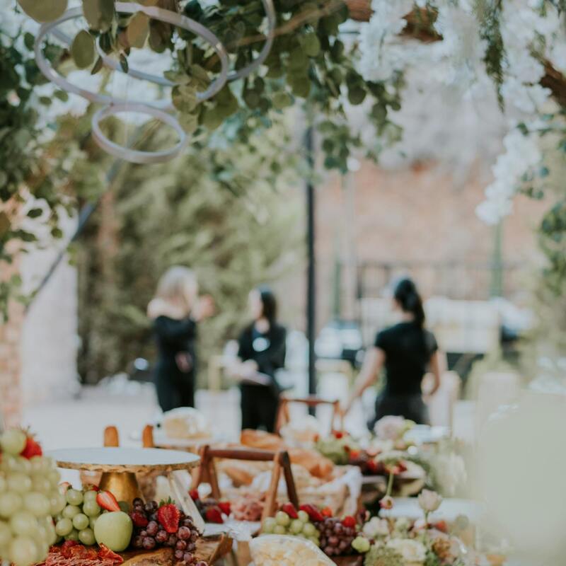 Service de traiteur avec buffet de fruits et de fromages lors d'un événement