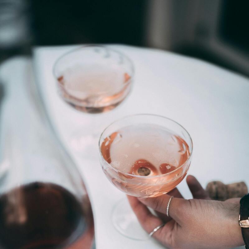 Coupes de vin rosé lors d'une réception